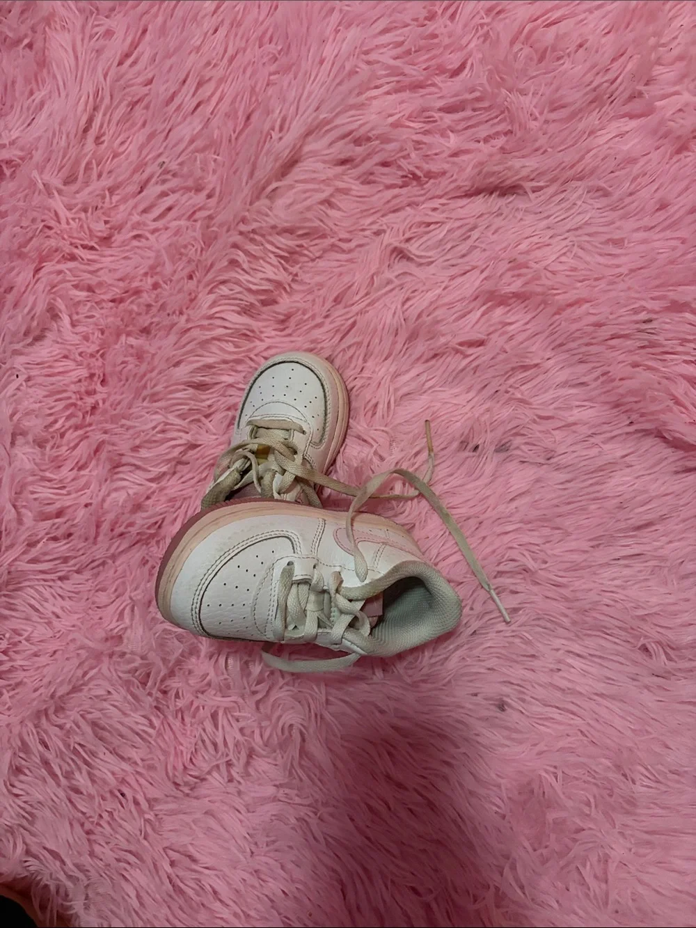 Nike Kids Low-Top Sneakers in Light Pink and Cream